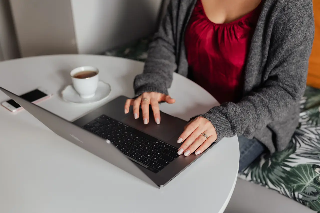 kaboompics_A brunette woman works with a laptop and a phone (1) Závislost na reklamě