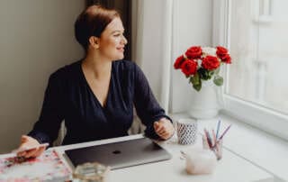 kaboompics Happy casual beautiful woman working on a laptop