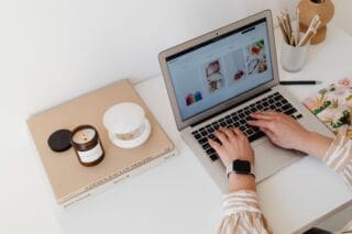 kaboompics a woman works at her desk home office 20971