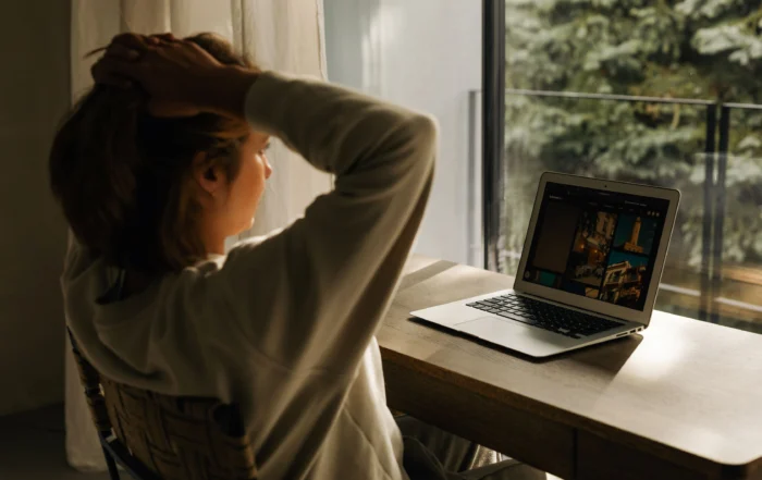 kaboompics woman working on laptop home office by window 39003