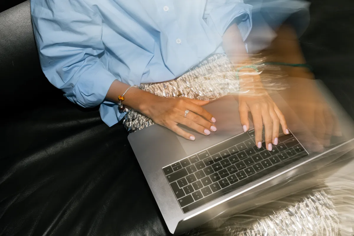 kaboompics_motion-blur-flash-photography-of-woman-typing-on-laptop-39777 Webová magie